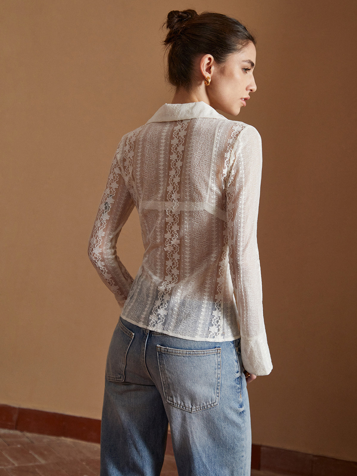 Chemise à manches longues florale en dentelle semi-transparente