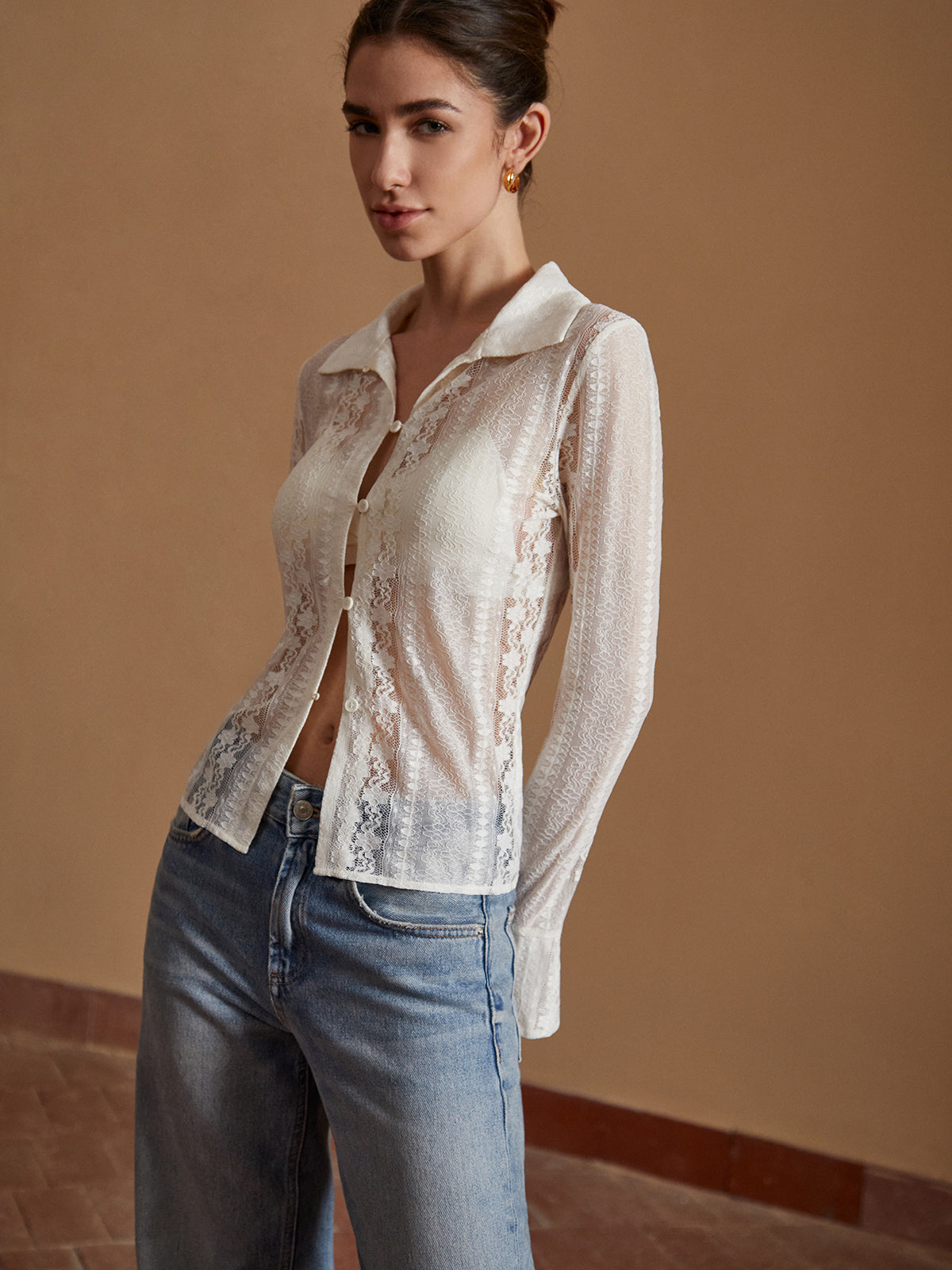 Chemise à manches longues florale en dentelle semi-transparente