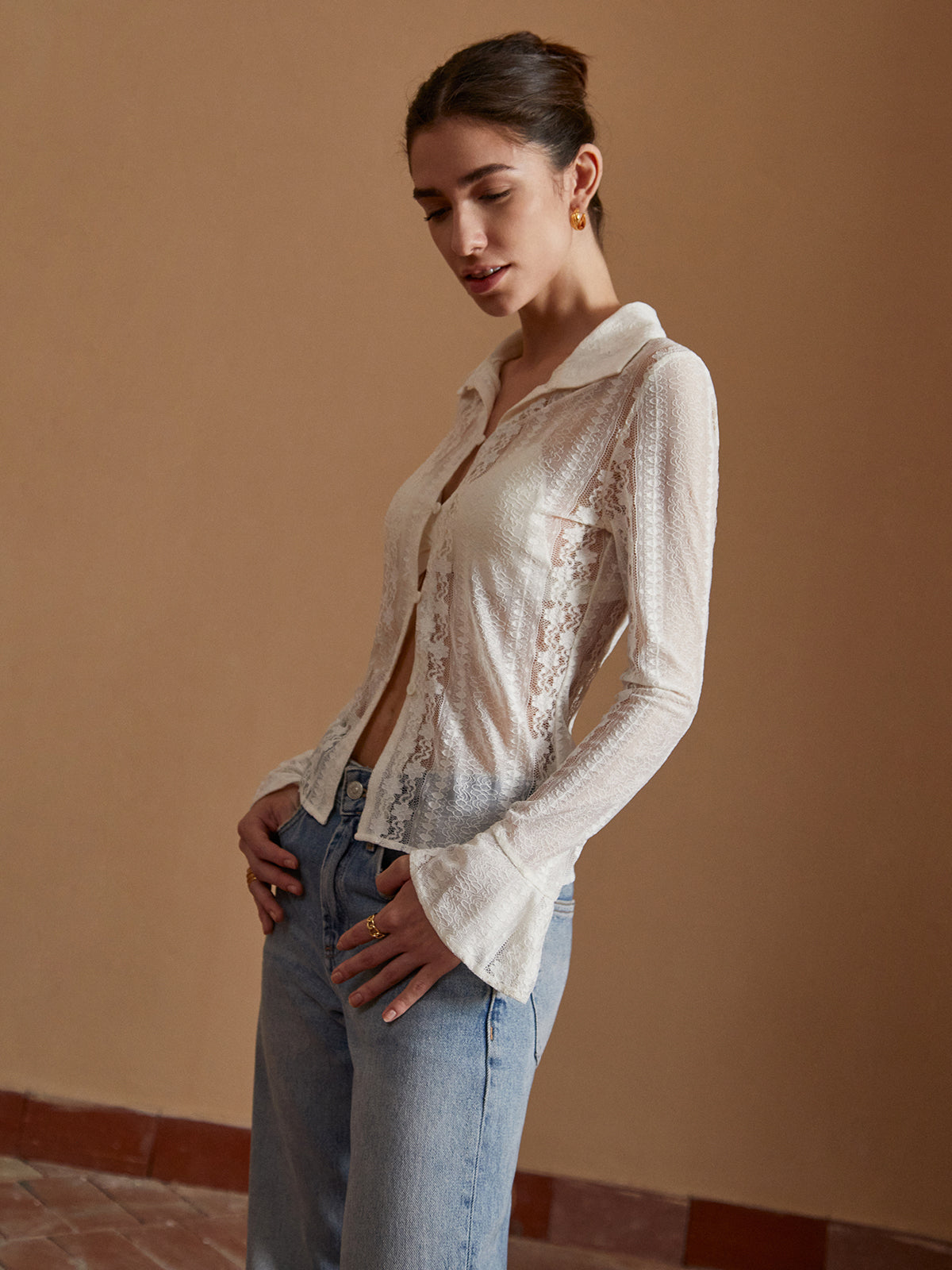 Chemise à manches longues florale en dentelle semi-transparente