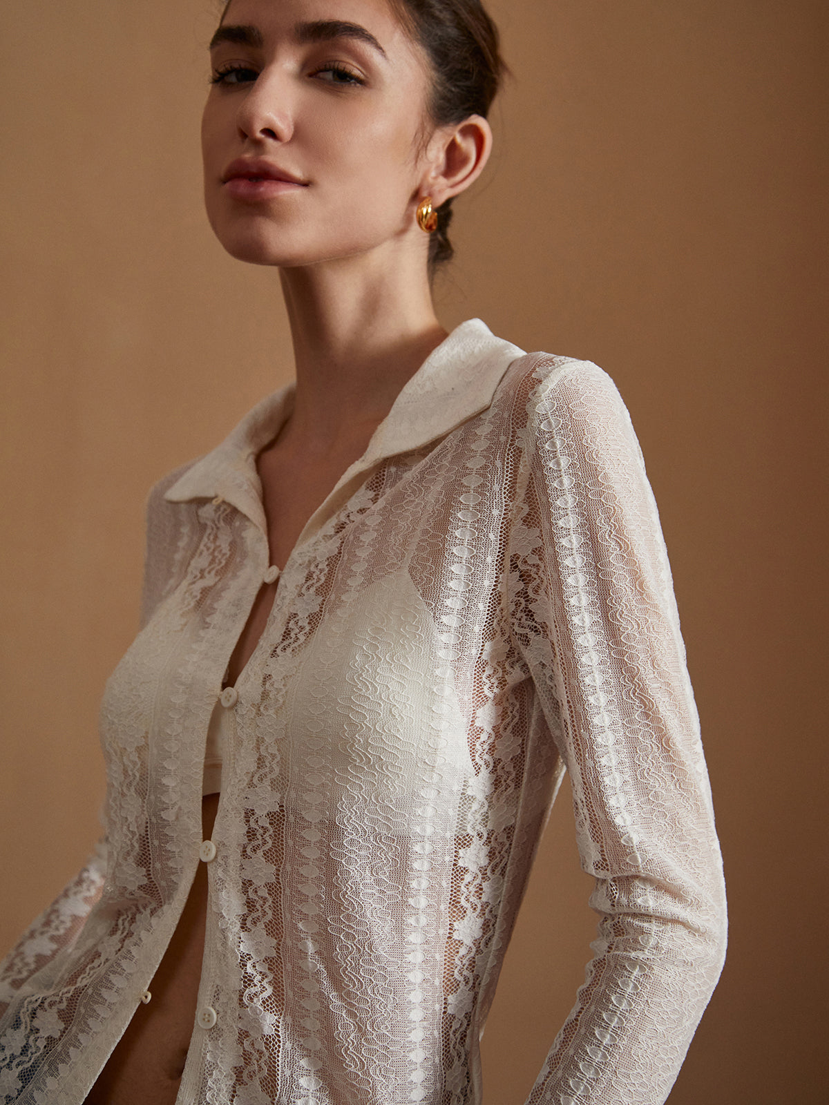 Chemise à manches longues florale en dentelle semi-transparente